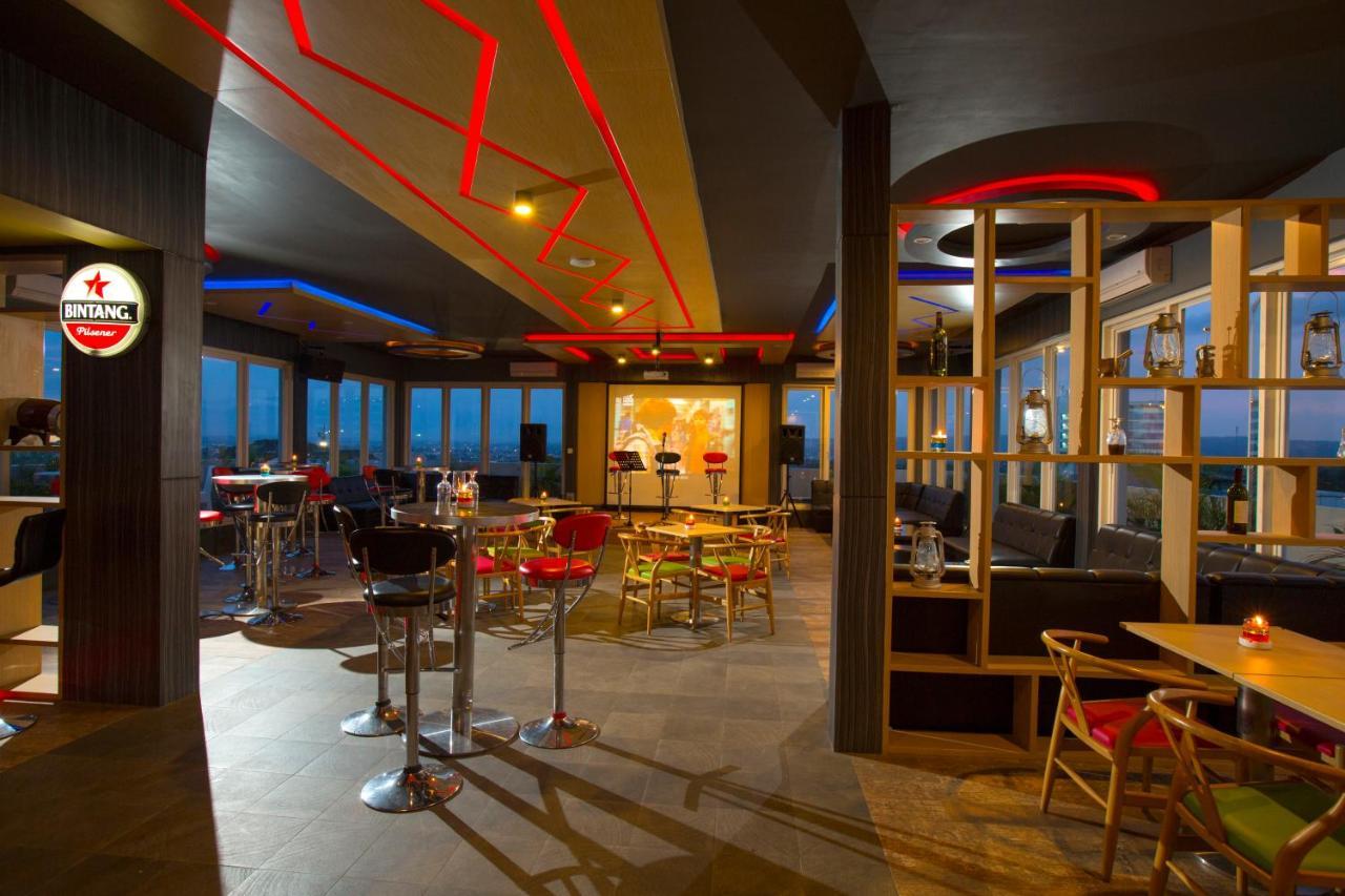 Ascent Hotel & Cafe Malang होटल 3*