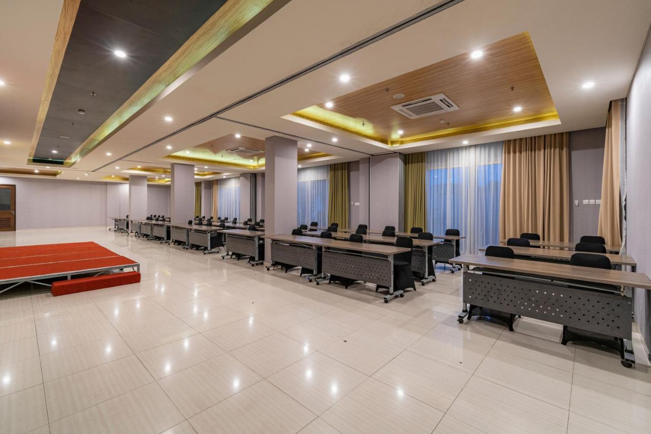 Ascent Hotel & Cafe Malang होटल 3*