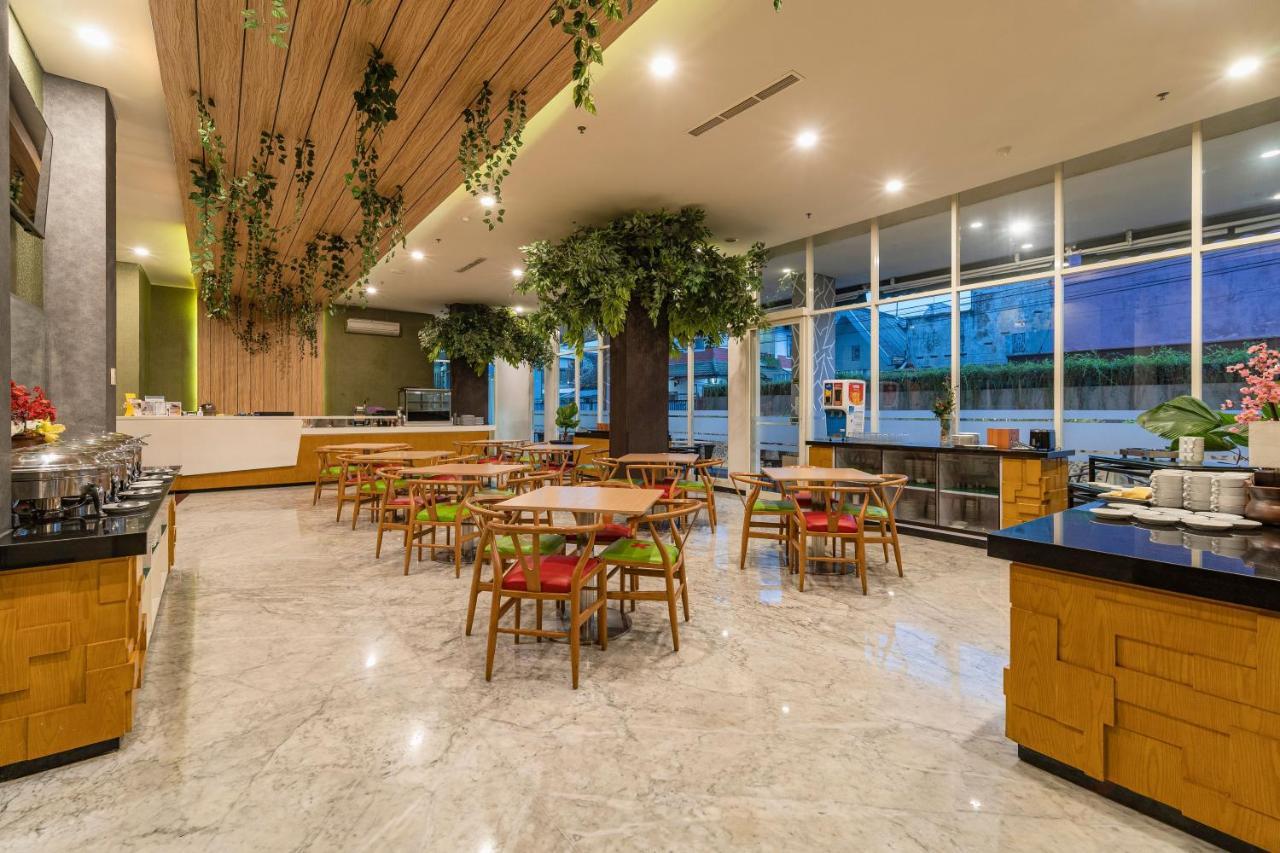 Ascent Hotel & Cafe Malang होटल