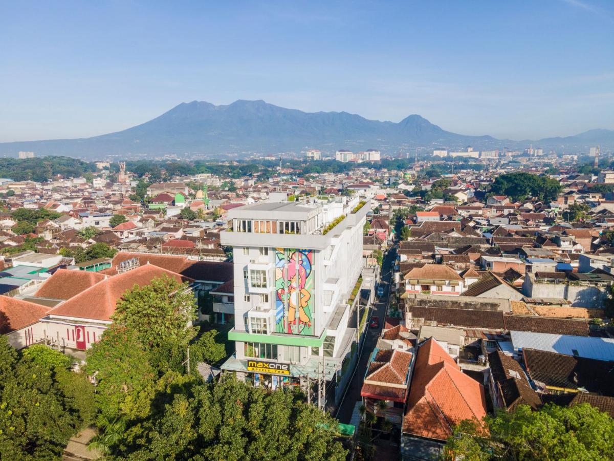 Ascent Hotel & Cafe Malang होटल