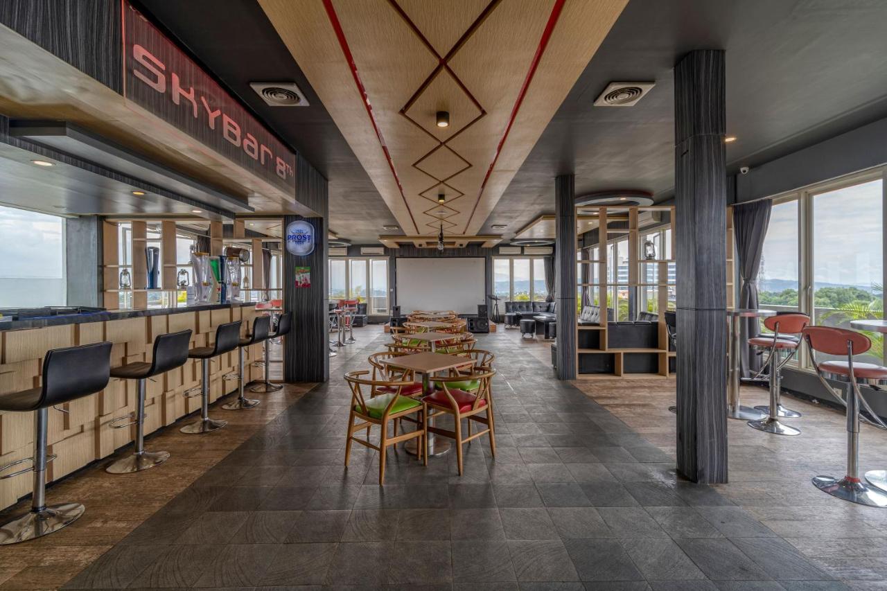 Ascent Hotel & Cafe Malang होटल