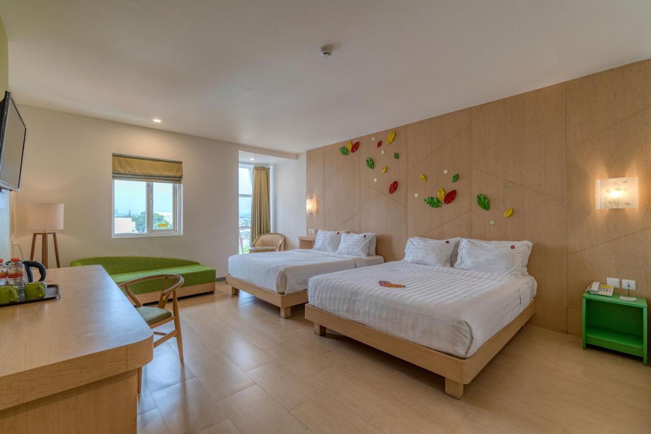 होटल Ascent Hotel & Cafe Malang 3*