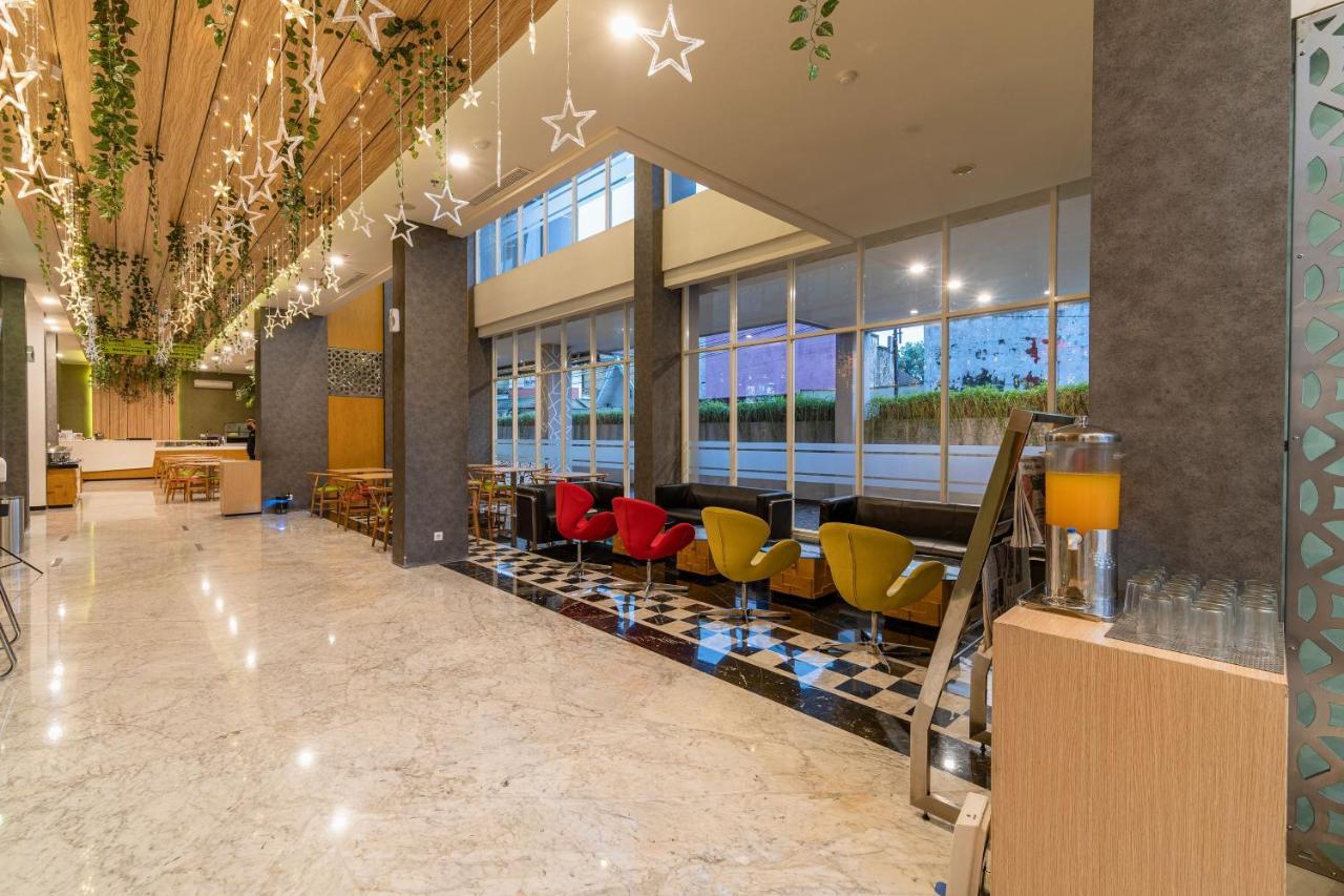 होटल Ascent Hotel & Cafe Malang