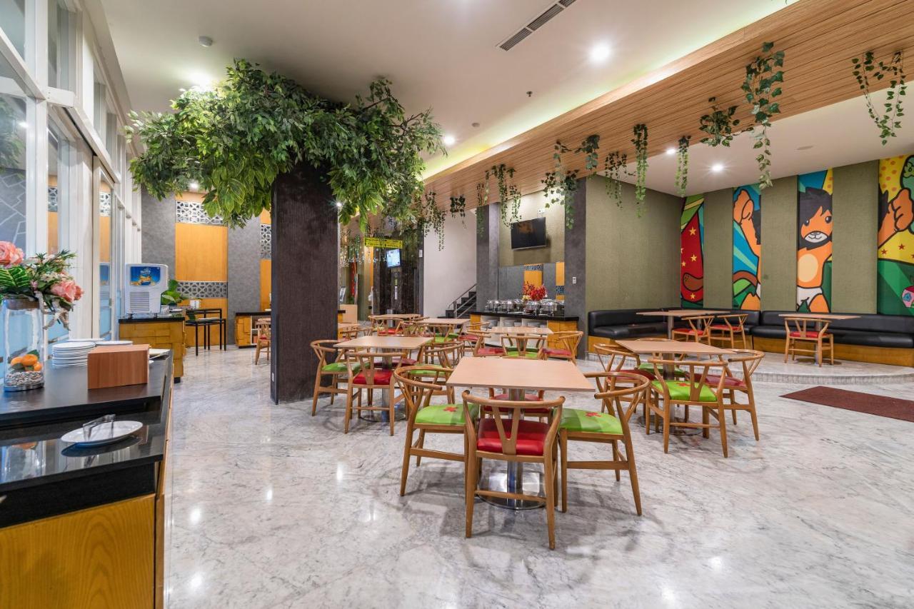 होटल Ascent Hotel & Cafe Malang 3*
