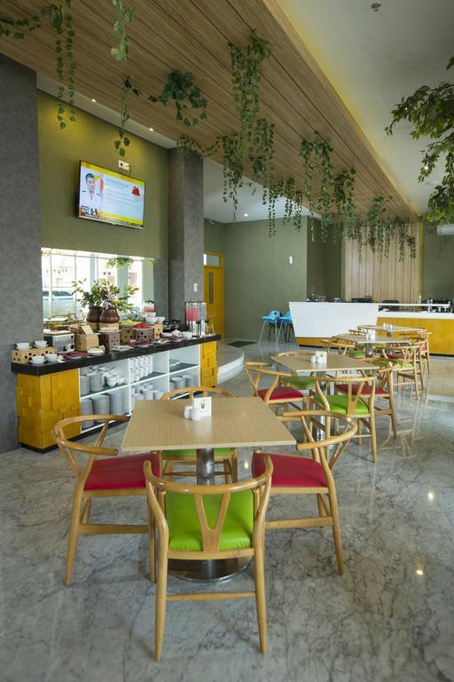 होटल Ascent Hotel & Cafe Malang 3*