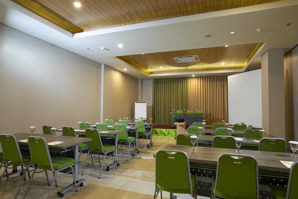 होटल Ascent Hotel & Cafe Malang Malang
