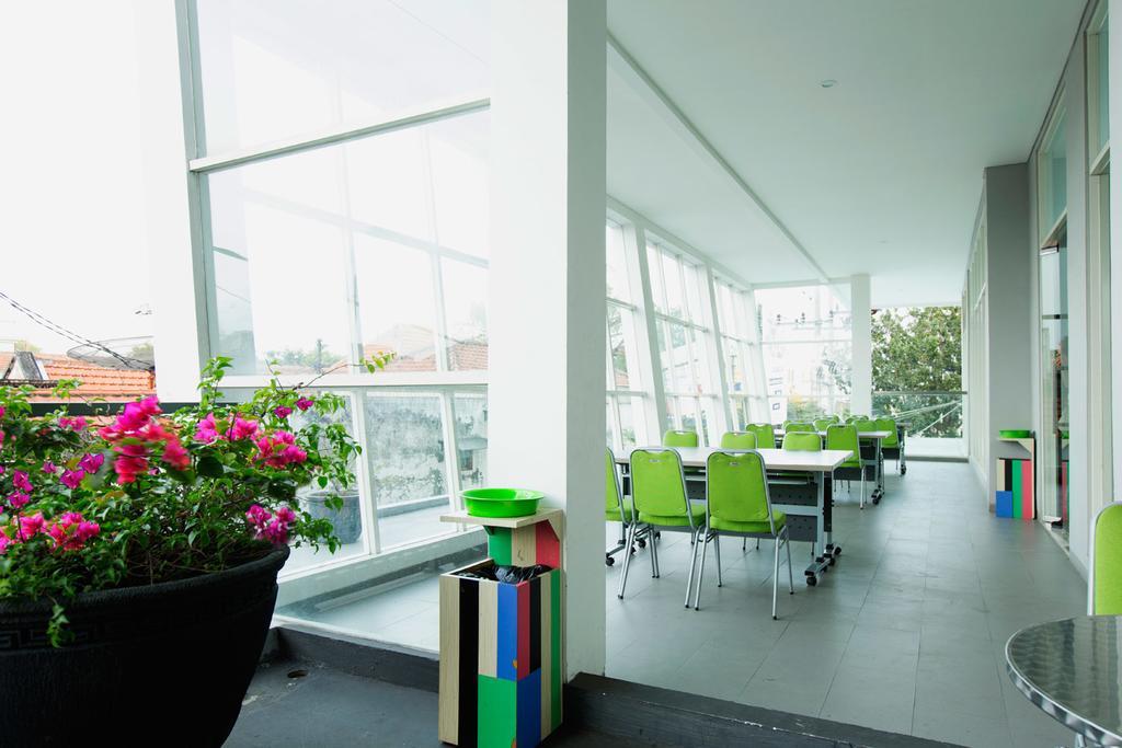 होटल Ascent Hotel & Cafe Malang Malang