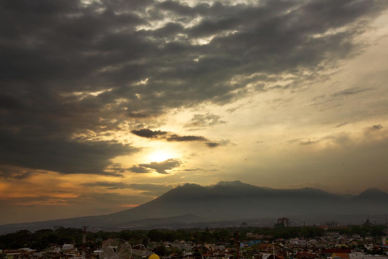 Ascent Hotel & Cafe Malang Malang